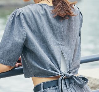 〈STORYスタッフ＆読者がリアルで着用〉大人のスタイルアップの必需品【短か丈トップス】で脚長効果を実感