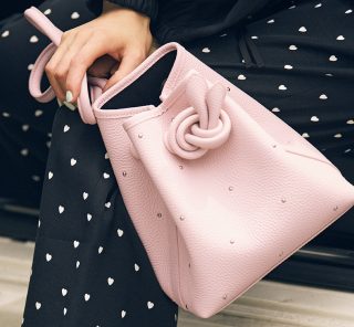 夏の黒着こなしを重たく見せないコツは【カラー＆キラキラ小物】にあり！