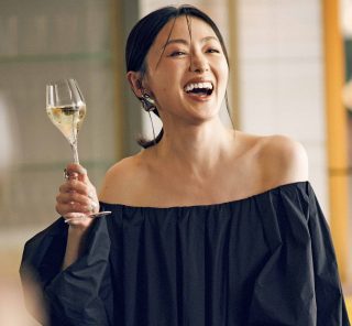 黒ワンピースを華やかに！ホテルシーンで華やぐ【夏の長袖ワンピ】〈3選〉