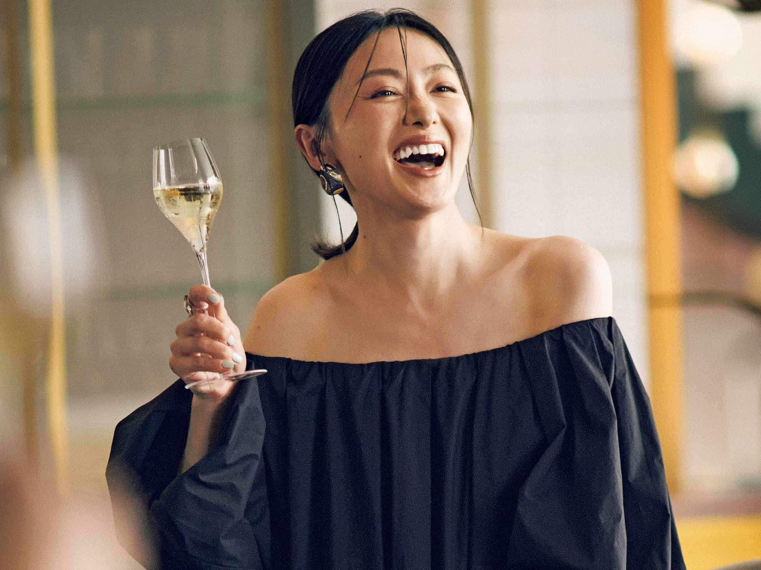 黒ワンピースを華やかに！ホテルシーンで華やぐ【夏の長袖ワンピ】〈3選〉