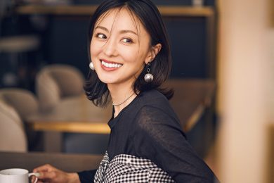 暑くても腕を出したくない派の細見え「シアートップス」【3選】