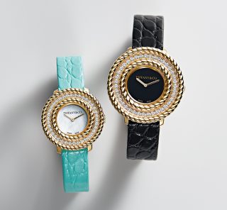 象徴的なモチーフの【ティファニー】新作時計で大人のオーラを放って