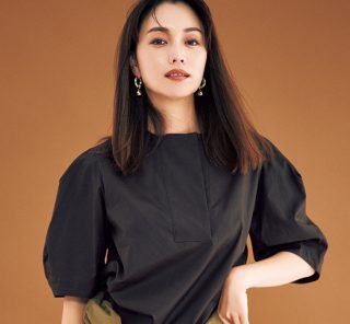 艶っぽくて知的な【ブラウントップス】で今すぐ秋気分にシフト！〈４選〉