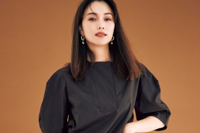 艶っぽくて知的な【ブラウントップス】で今すぐ秋気分にシフト！〈４選〉