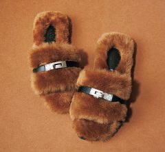 「40代スタイリスト〝これ買います〟」〈エルメス〉秋にこそ！足元にインパクトと遊びを