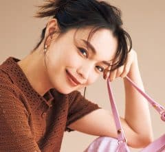 〈蛯原友里さんが着る〉この秋、大注目のブラウンで色気を放つ着こなし＆メーク
