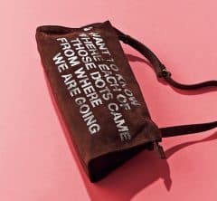 【STORYスタッフがリアルで欲しい】 シンプル服が秋仕様に変身！インパクト大の秋小物〈靴＆バッグ〉