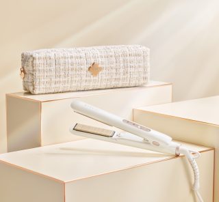 旅先でも“シルクプレート”で艶やかな髪をキープ！コンパクトで超軽量なKINUJOの新ミニアイロン