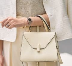 【ヴァレクストラ】40代オシャレ読者が愛してやまないイジィデホワイトの使い方って?〈コーデ4選〉