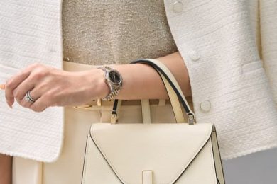 【ヴァレクストラ】40代オシャレ読者が愛してやまないイジィデホワイトの使い方って？〈コーデ4選〉