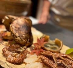 ⽬の前で捌くカニを堪能！ライブ感溢れる活け蟹専⾨店「かにじぇんぬ ⿇布」10/1（⽔）オープン！