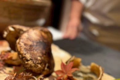 ⽬の前で捌くカニを堪能！ライブ感溢れる活け蟹専⾨店「かにじぇんぬ ⿇布」10/1（⽔）オープン！