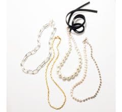 シンプルなシャツも華やかに変える［存在感ネックレス］４選