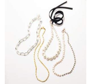 シンプルなシャツも華やかに変える［存在感ネックレス］４選