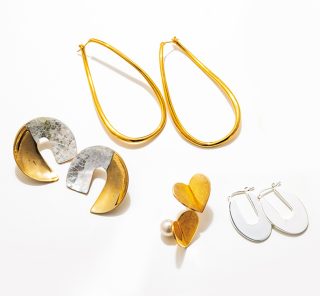 ご近所カジュアルコーデを品よく格上げする頼れるアクセサリー〈４選〉