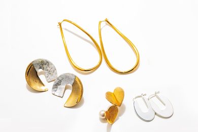 ご近所カジュアルコーデを品よく格上げする頼れるアクセサリー〈４選〉