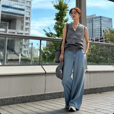 〈グレー×ブルー〉軽さを残しつつ 秋の配色で