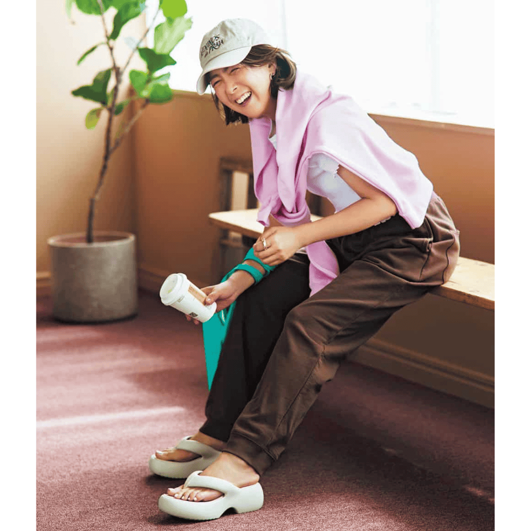 ご近所ワンツーコーデ、去年と同じ…を回避するには「出しっぱサンダル」の更新が鍵！【7選】