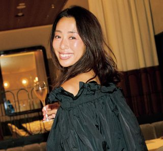 初対面が多いおよばれシーンも【映える黒×黒コーデ】なら間違いない！