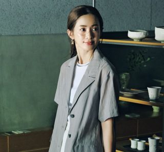 主役スカートの甘さをキレよく引き立てる【半袖シアージャケット】