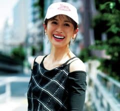 【キャップ×ワンピ】モノトーンにジューシーな赤リップが映える！