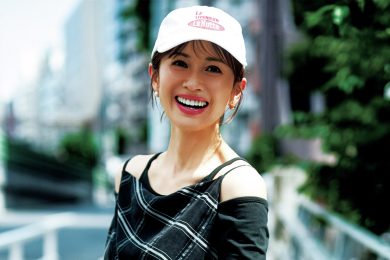 【キャップ×ワンピ】モノトーンにジューシーな赤リップが映える！