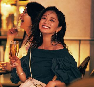 テラスでの夕飲みに【オフショル】解禁！1週間の自分をねぎらって