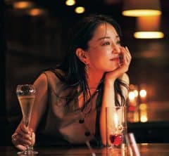 【ジレ×ワイドパンツ】大人の洗練スタイルで仕事帰りにバーへ寄り道