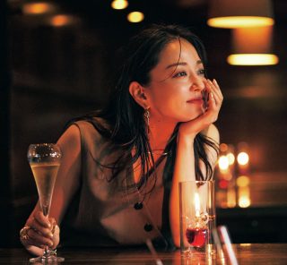 【ジレ×ワイドパンツ】大人の洗練スタイルで仕事帰りにバーへ寄り道