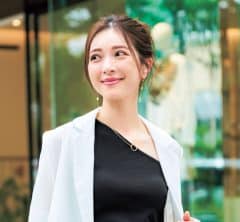 アシンメトリーで新鮮！【ワンショルダー】で手持ちの羽織りも印象チェンジ