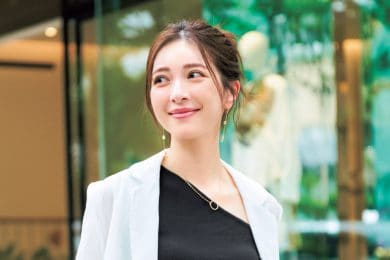 アシンメトリーで新鮮！【ワンショルダー】で手持ちの羽織りも印象チェンジ