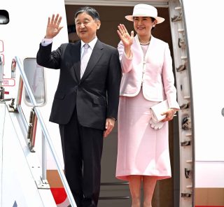 【皇后雅子さま】〈空港ファッション〉に宿る品格とメッセージ性のある着こなし集