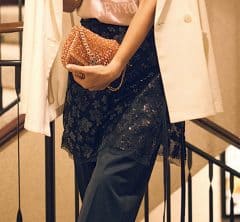 「いつものパンツ＋レーススカート」この秋、絶対に真似したいレイヤードテクニック〈３選〉