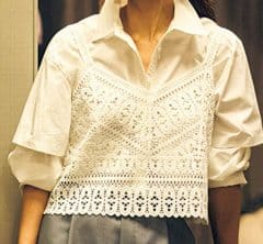 シンプルトップスにキャミソールプラスで華やかオシャレが完成！〈3選〉