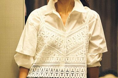 シンプルトップスにキャミソールプラスで華やかオシャレが完成！〈3選〉