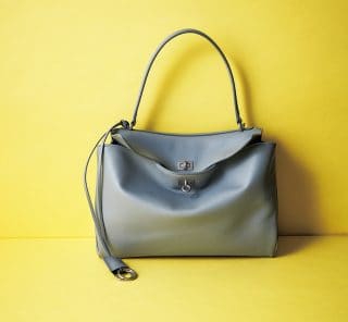 STORYスタイリストも欲しい！絶妙カラーが超優秀な〈バレンシアガ〉のバッグ