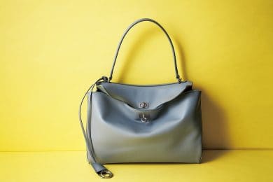 STORYスタイリストも欲しい！絶妙カラーが超優秀な〈バレンシアガ〉のバッグ