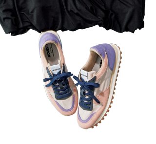 歩く日の〈カジュアルすぎない〉インパクトスニーカーコーデ【アイディア３選】