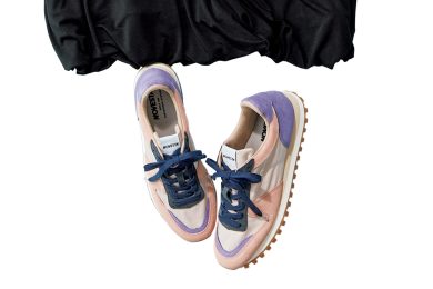 歩く日の〈カジュアルすぎない〉インパクトスニーカーコーデ【アイディア３選】