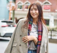 テクニックいらずでおしゃれ見え！40代読者の「大判ストール」スナップ【コーデ5選】