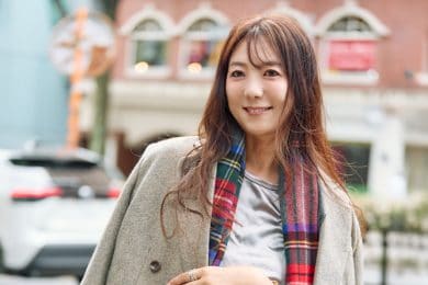 テクニックいらずでおしゃれ見え！40代読者の「大判ストール」スナップ【コーデ5選】