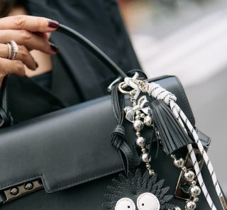 シンプルバッグもチャームで差がつく！個性派チャームスナップ【9選】