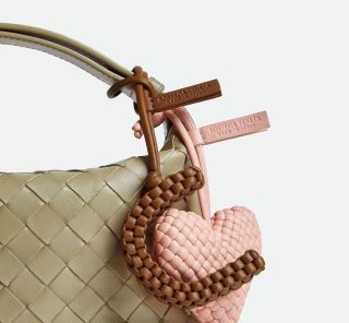 【ボッテガ・ヴェネタ】のアルファベットチャームでバッグに差をつけて！