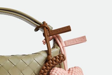 【ボッテガ・ヴェネタ】のアルファベットチャームでバッグに差をつけて！