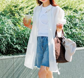 白シャツ×デニムの定番コーデもレイヤードテクニックでさらに素敵〈２選〉