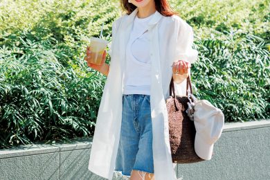 白シャツ×デニムの定番コーデもレイヤードテクニックでさらに素敵〈２選〉