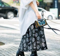 白シャツをもっとクリーン・ヘルシーに変える黒スカート〈４選〉