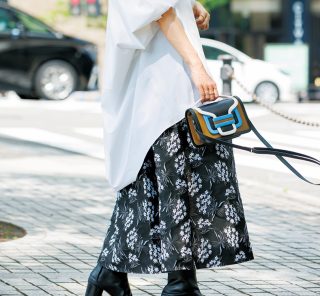 白シャツをもっとクリーン・ヘルシーに変える黒スカート〈４選〉