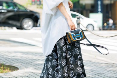 白シャツをもっとクリーン・ヘルシーに変える黒スカート〈４選〉