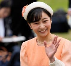 【雅子さま、愛子さま、佳子さま】色と光のハーモニー。園遊会に見る女性皇族方の〈洋装〉洗練スタイル